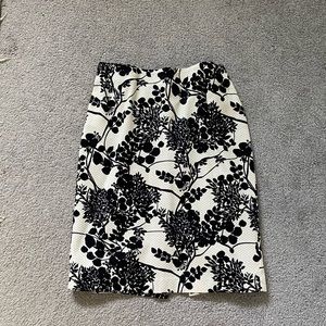 Beautiful black and white pencil skirt 🌹